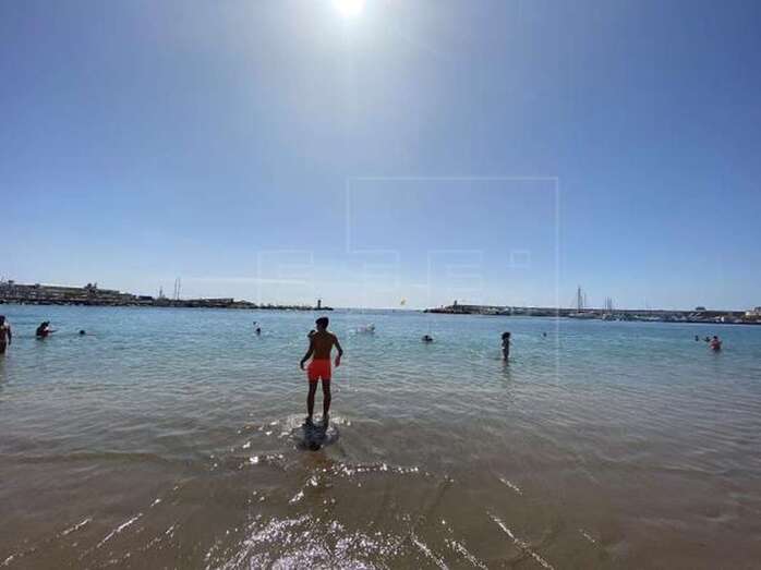 Cientos de canarios y algunos turistas disfrutaron este 1 de noviembre de una jornada de playa en Puerto Rico (Foto EFE / José María Rodríguez)